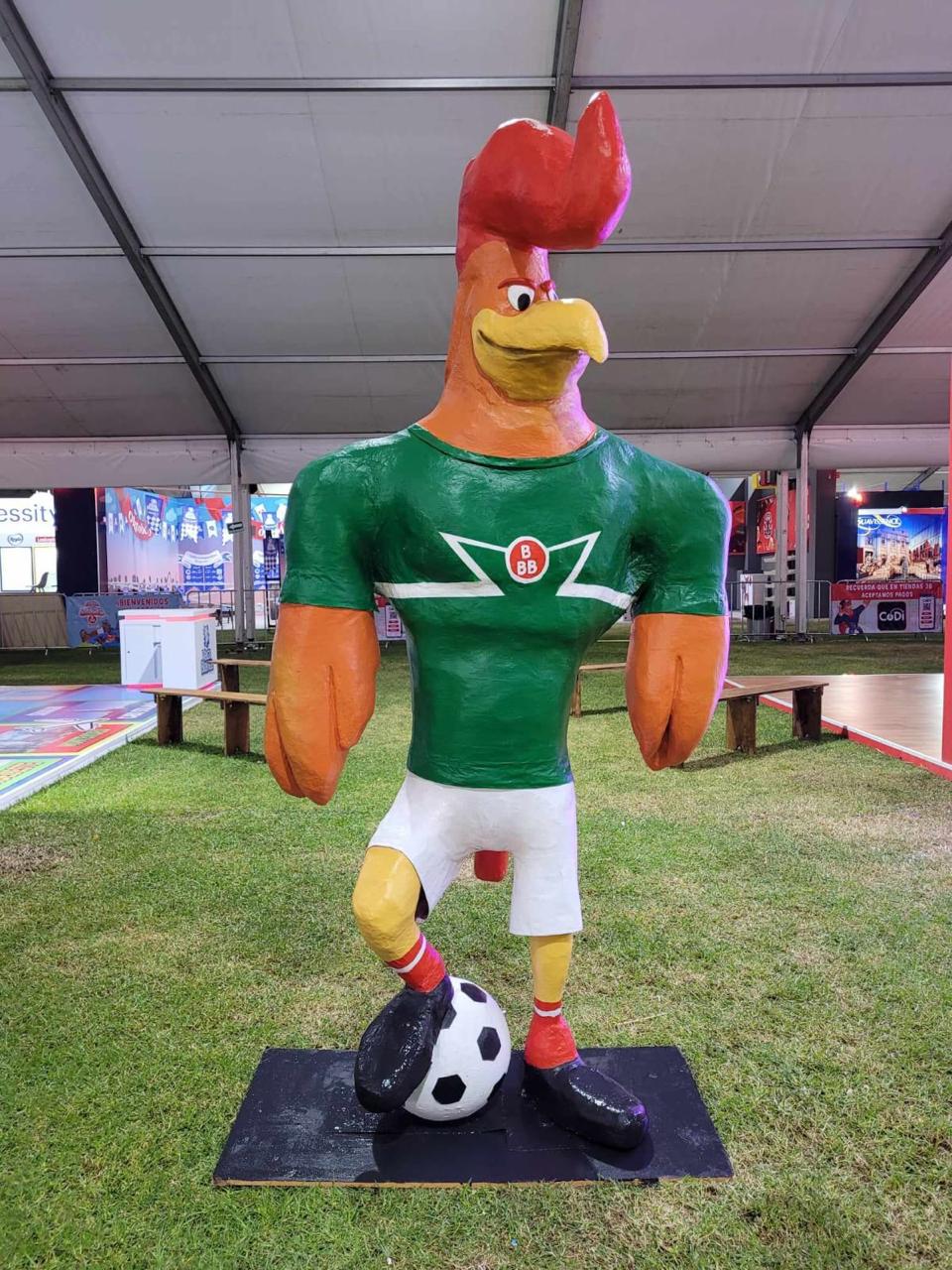Volumétrico de gallo con jersey de México en feria Tiendas 3B